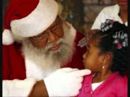 Black Father Christmas playing with a Child(Photo: Internet)